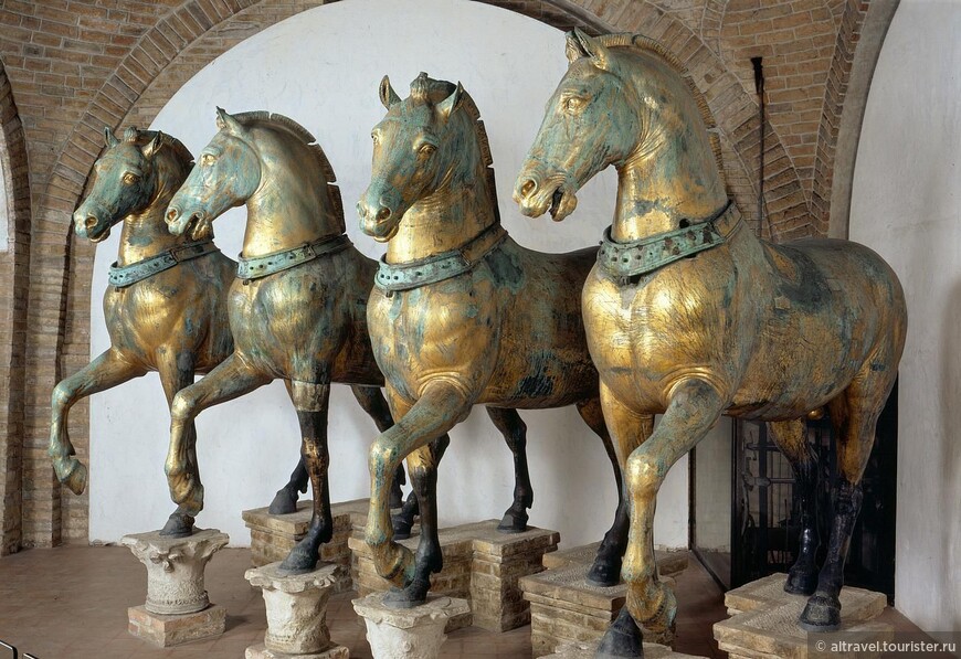 Квадрига константинопольского Ипподрома (интернет). На лошадях одеты ошейники для маскировки следов отрезания голов перед транспортировкой в Венецию.