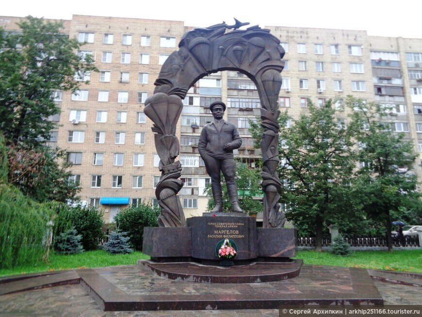 Памятник генералу Маргелову — основателю ВДВ в Рязани
