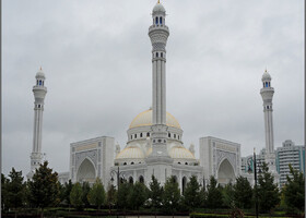 Первая остановка была у мечети «Гордость мусульман» имени пророка Мухаммеда в Шали, самой большой в Европе. Даже при такой невыигрышной погоде впечатление производит! Мечеть построена по проекту  узбекского архитектора Абдукахара Турдиева.
