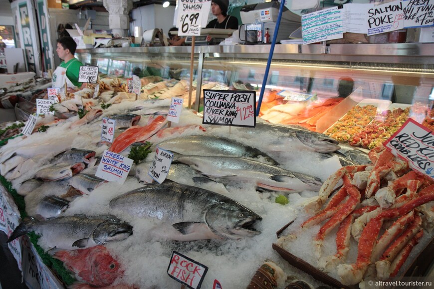 Ряды морепродуктов на Пайк Плейс маркет. Цены за 1 фунт (=454 г). Снимки и, соответственно, цены 2011 года.