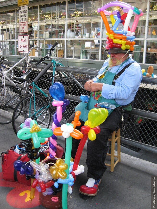 Продавец шаров на рынке. Фото 2011 года.