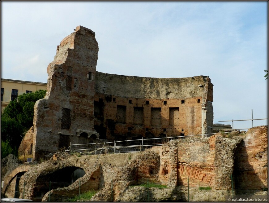 Колизей — символ Рима и его вековой истории.