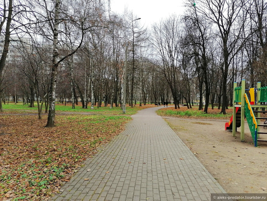 Тихий пруд Капустинского парка в Москве