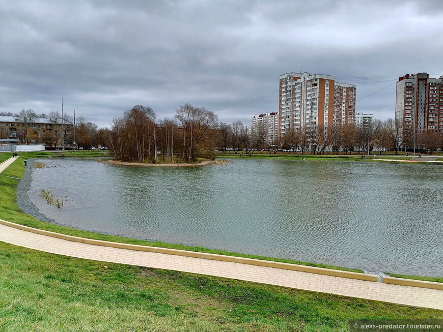 Тихий пруд Капустинского парка в Москве