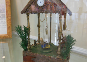 Часы настольные "Качели", изготовленные П.В. Курдюковым.