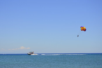 В Геленджике турист сорвался с парашюта в море