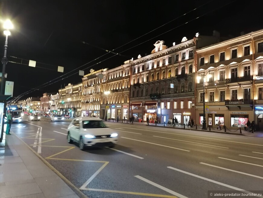 Яркие огни вечернего Санкт-Петербурга