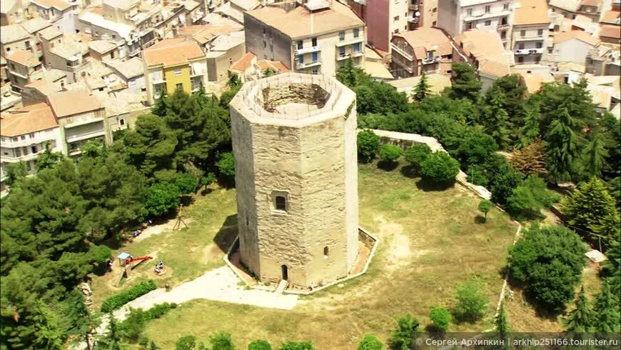 Средневековая башня императора Фридриха (13 века) в горном городке Энна на Сицилии