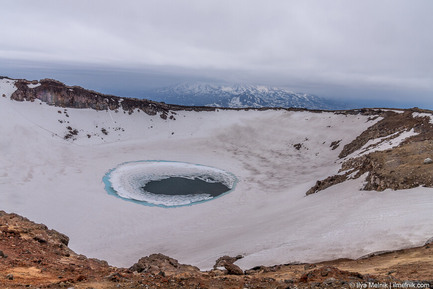 Озеро в одном из кратеров вулкана Горелый