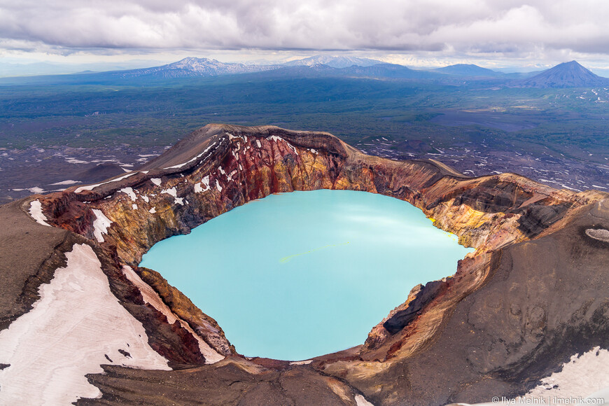 Во многих кратерах потухших вулканов образуются такие вот красивые озера