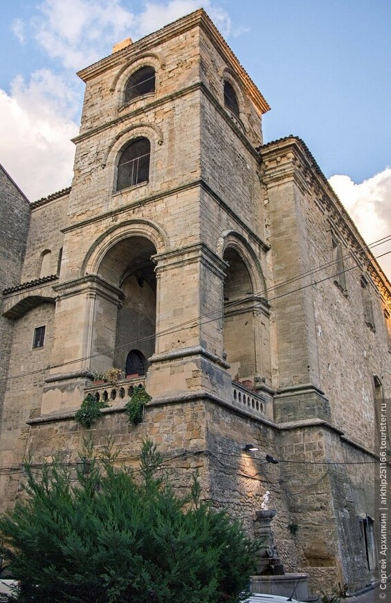 Церковь Святого Франциска Ассизского — средневековый собор 14 века в Энне (Сицилия)