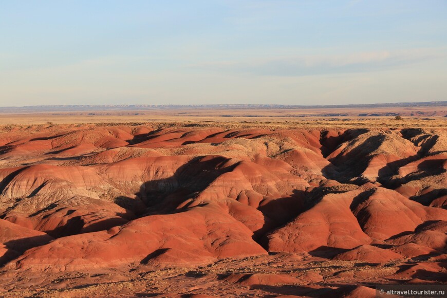 На закате раскрашенная пустыня приобретает красновато-кирпичный оттенок.