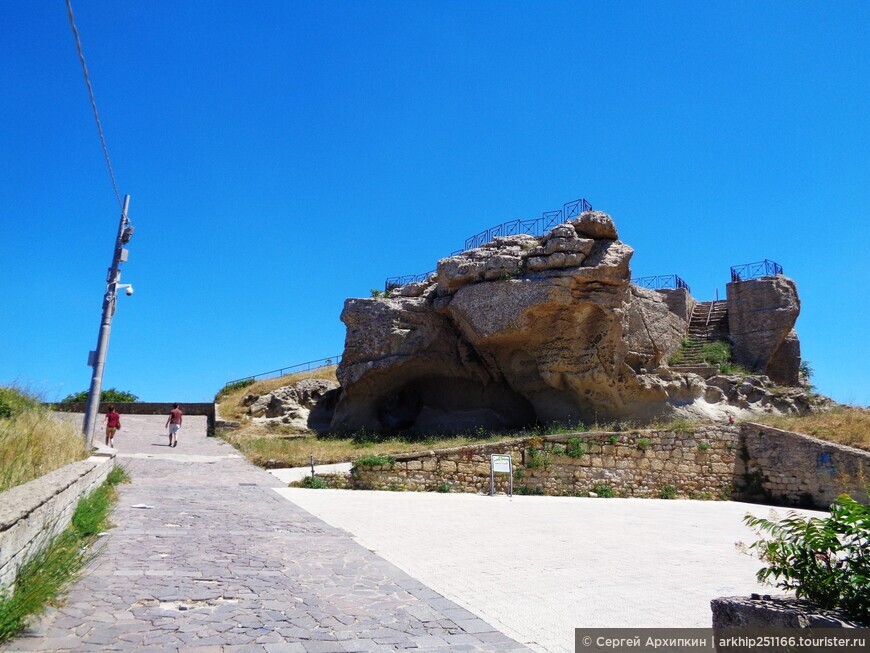 Скала Цереры — место древнего святилища греческой богини в Энне на Сицилии