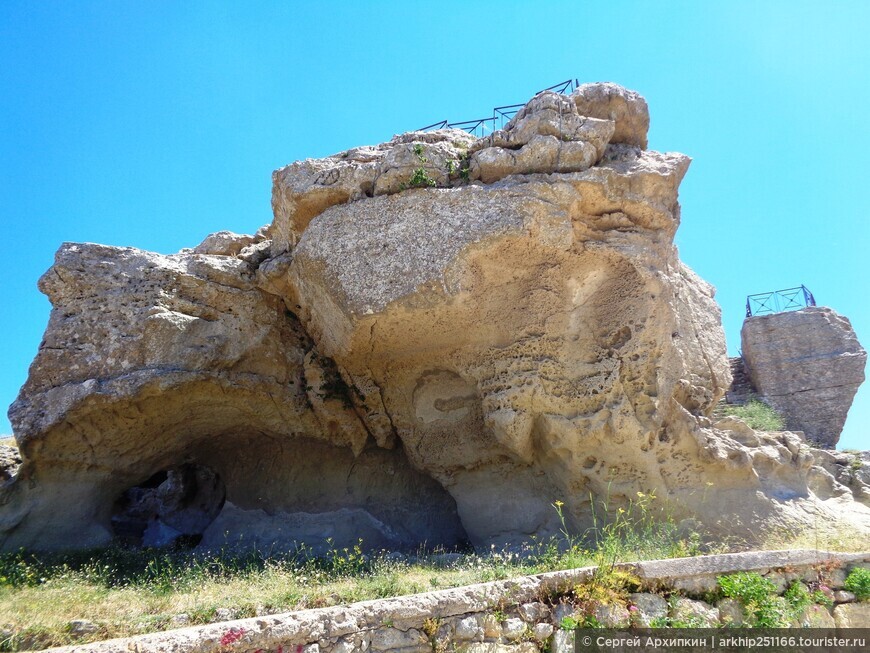 Скала Цереры — место древнего святилища греческой богини в Энне на Сицилии