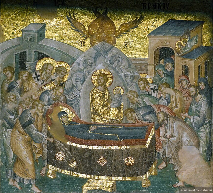 Мозаика «Успение Богородицы» выполнена в традиционном стиле. Христос держит в руках её душу, а вокруг собрались апостолы, святители и скорбящие жёны. Фото из интернета.