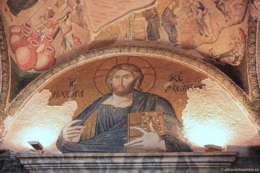 Христос Пантократор над центральным проходом в нартекс (№1 на плане). Сверху слева - чудо в Кане Галилейской (превращение воды в вино), справа - умножение хлебов.
