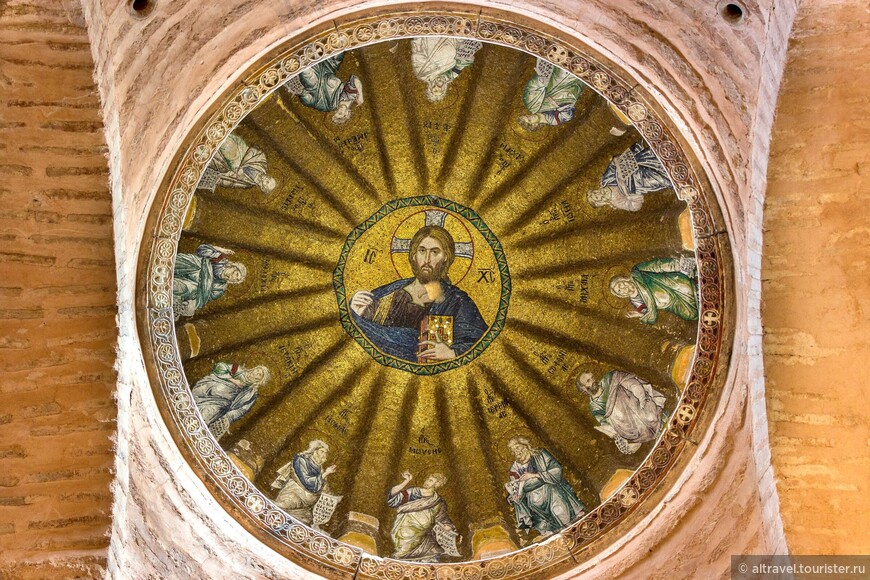 Христос Вседержитель с пророками в куполе.

