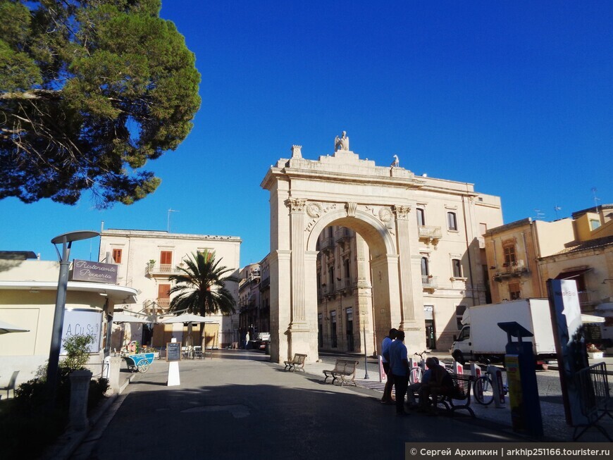 Барочное палаццо Дучецио в центре Ното на Сицилии