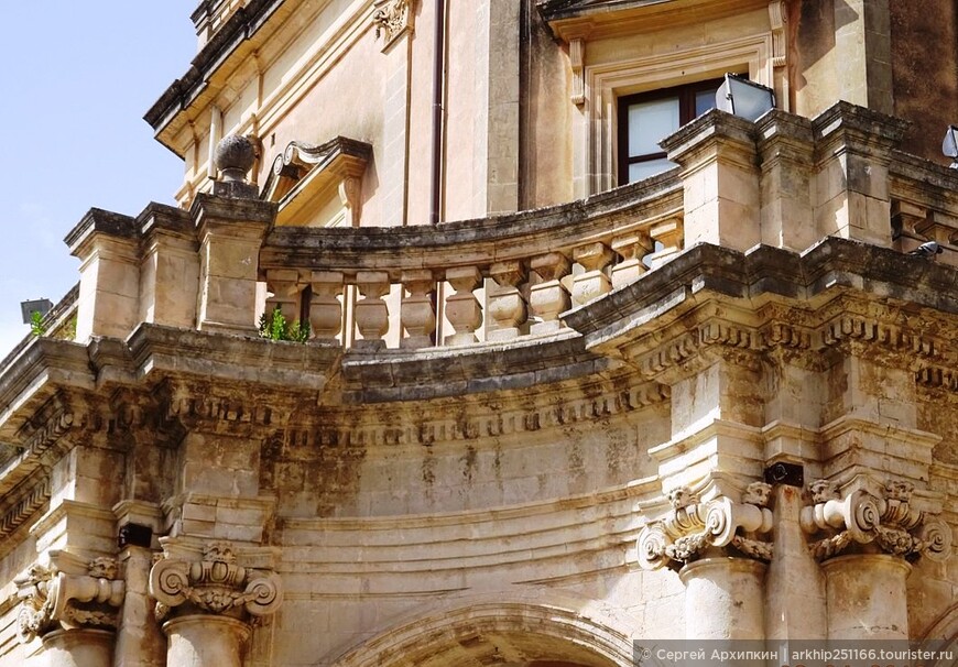 Барочное палаццо Дучецио в центре Ното на Сицилии