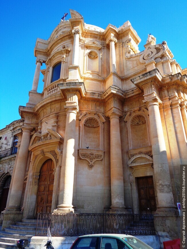 Барочная церковь Сан-Доменико в центре Ното на Сицилии