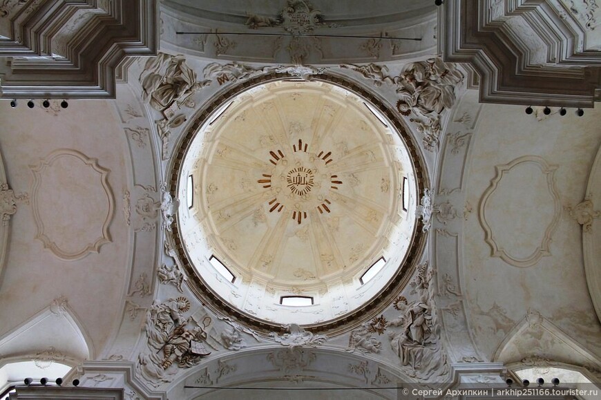 Барочная церковь Сан-Доменико в центре Ното на Сицилии