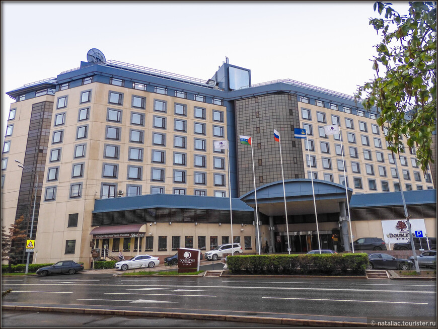 На другой стороне перекрестка улиц Советской и Дзержинского не менее современный отель: DoubleTree by Hilton Hotel Tyumen.