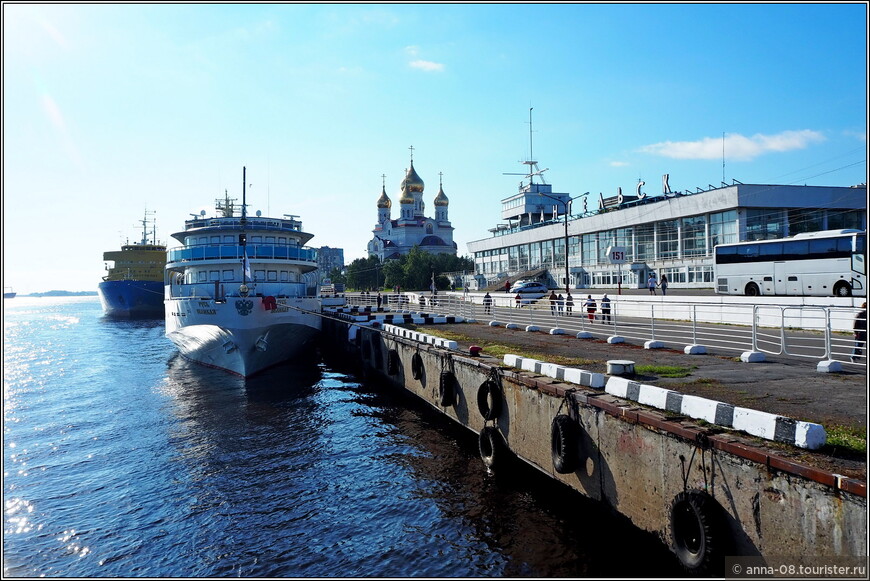 У причала - круизный теплоход «Русь великая», доставивший туристов из Санкт-Петербурга.