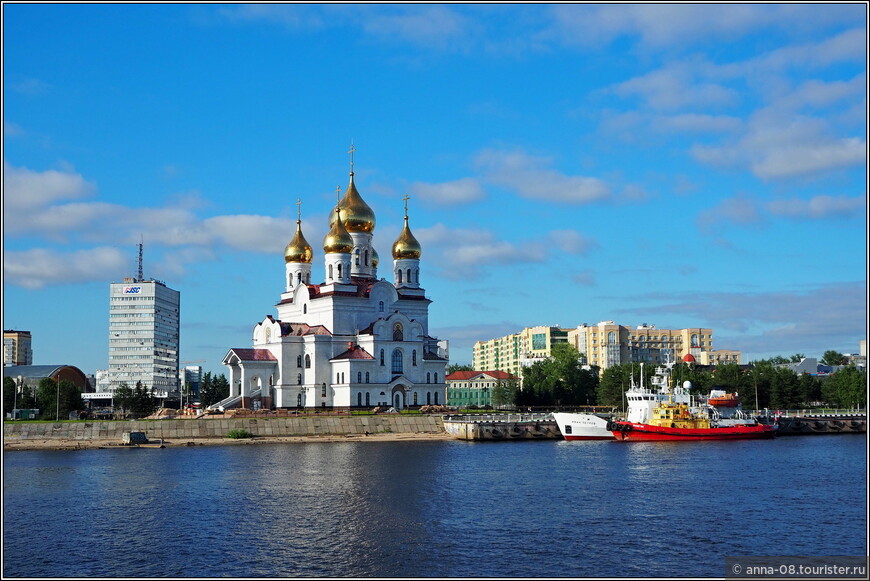 Завершается строительство Михаило-Архангельского кафедрального собора. Слева - здание «Северного морского пароходства».