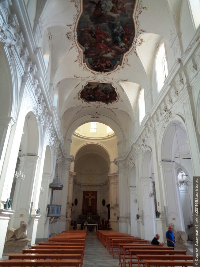Барочная церковь Сантиссима Кросифиссо с античными львами в Ното на Сицилии