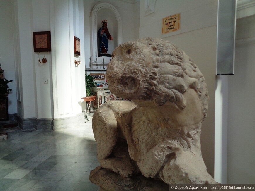Барочная церковь Сантиссима Кросифиссо с античными львами в Ното на Сицилии
