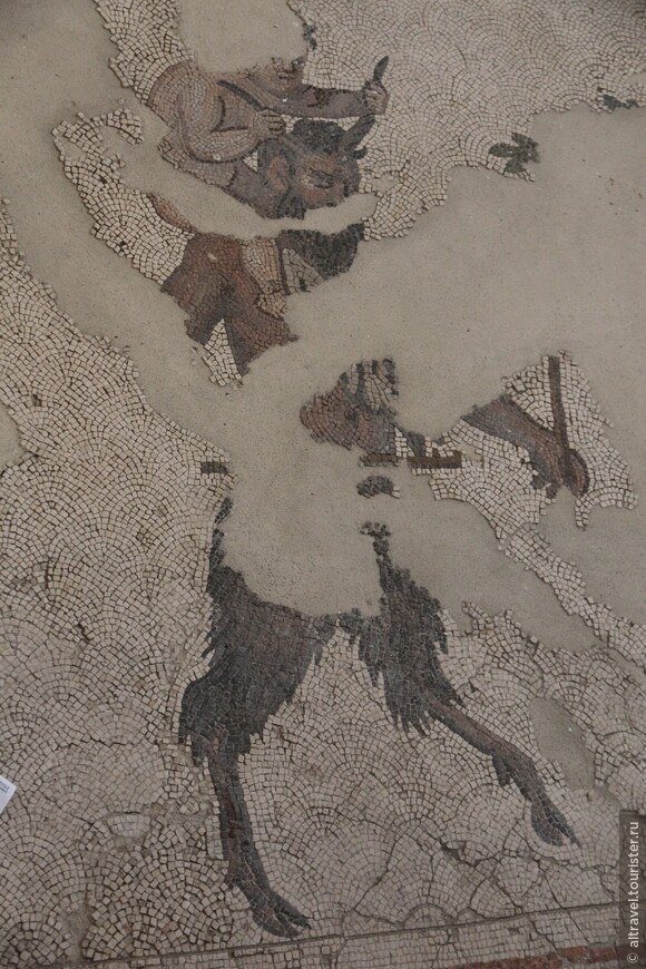 Дионис, бог виноделия, изображённый в образе ребёнка, сидящего на плечах козлоногого Пана и держащегося за его рога.
