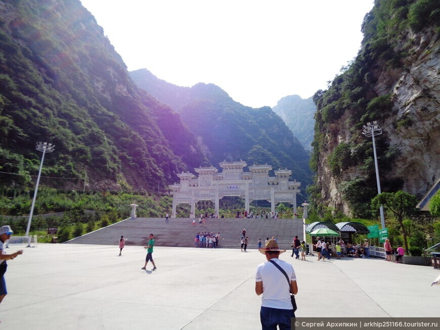 Подъем по Западной канатной дороге на Священные горы Хуашань возле Сианя в Китае