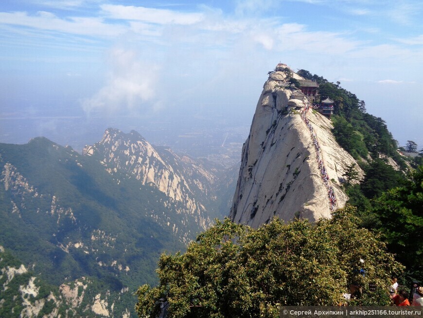 Подъем по Западной канатной дороге на Священные горы Хуашань возле Сианя в Китае