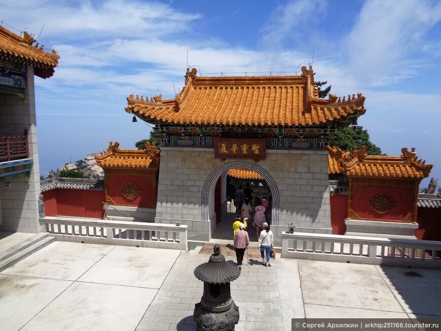 Даосский монастырь в Священных горах Хуашань на высоте 2 километра возле Сианя в Китае