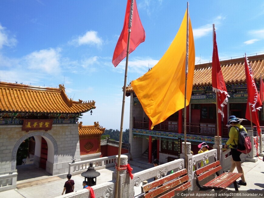 Даосский монастырь в Священных горах Хуашань на высоте 2 километра возле Сианя в Китае