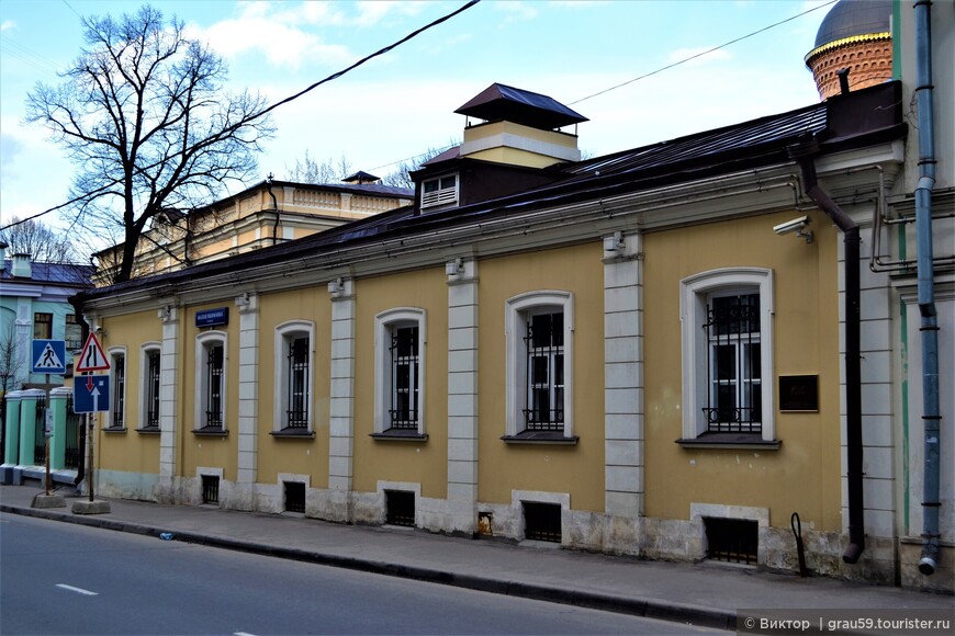 Малая Якиманка, 17

Это здание построено в 1862 году. Было хозяйственным флигелем перестроено в 1901 году.