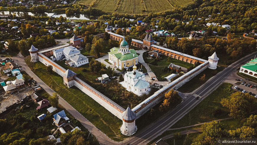 Кремль в Зарайске - вид сверху (фото с сайта Зарайского музея).

