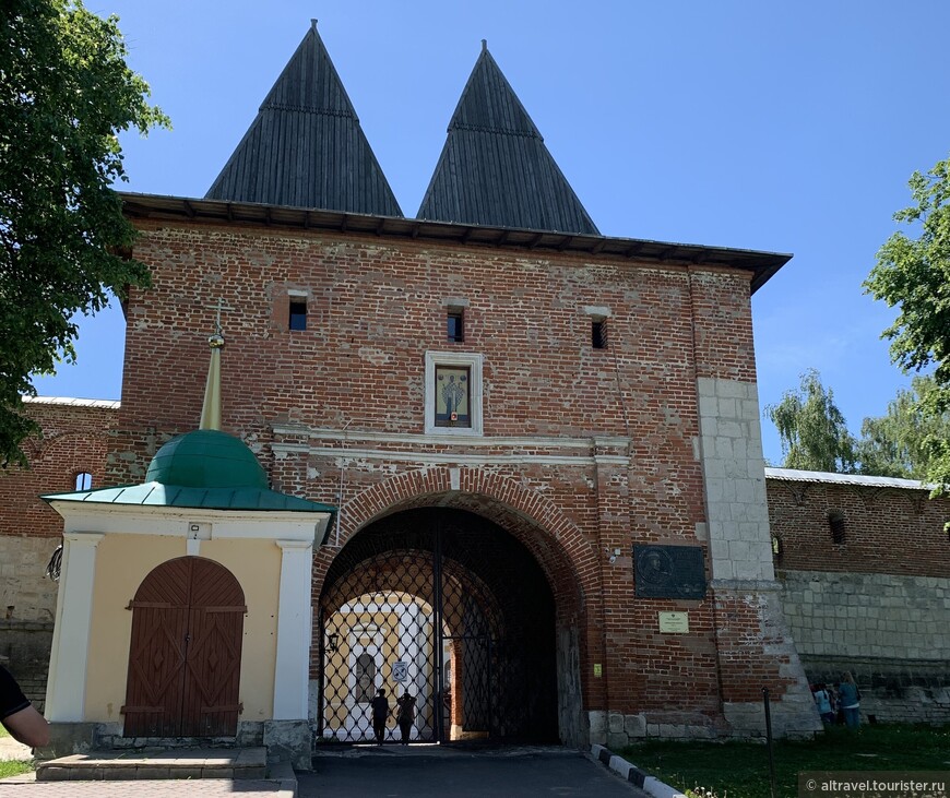 Никольская проездная башня - главный вход в кремль с мемориальной доской в честь Дмитрия Пожарского.