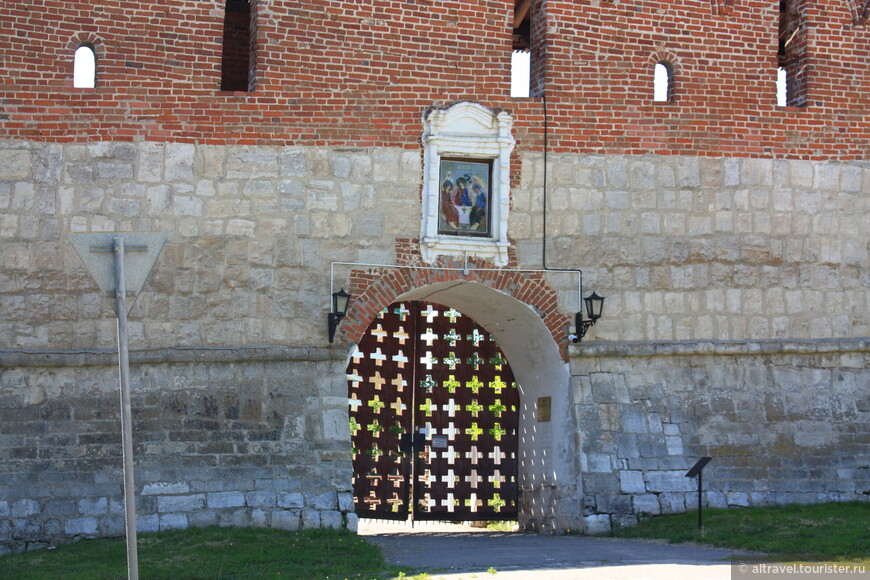 Троицкие ворота с восточной стороны, устроенные уже в 18-м веке.