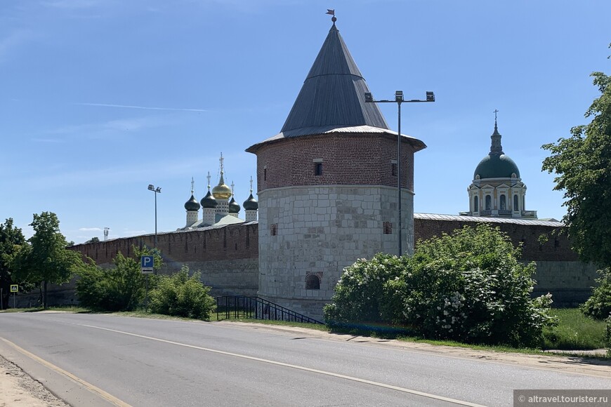 Зелейная (т.е. пороховая) башня на северо-восточном углу кремля.
