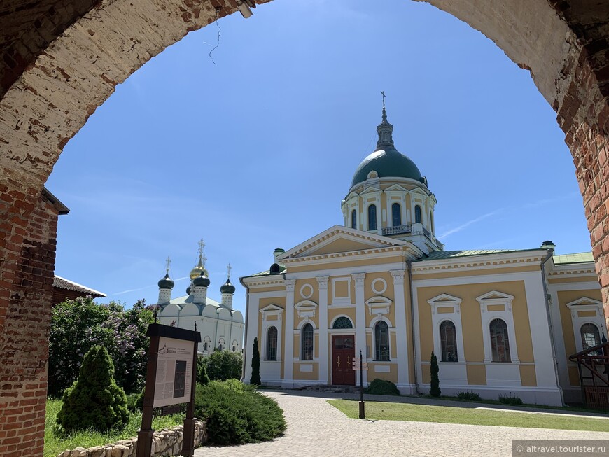 Вид внутрь кремля через Никольские ворота. Видны два собора: Никольский (подальше) и Иоанно-Предтеченский (поближе).


