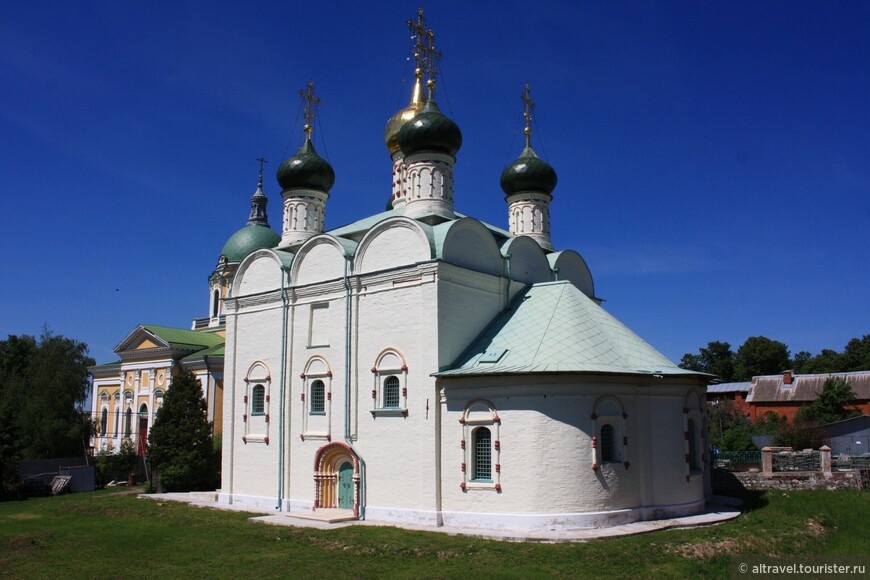 Виды на Никольской собор со стен кремля.