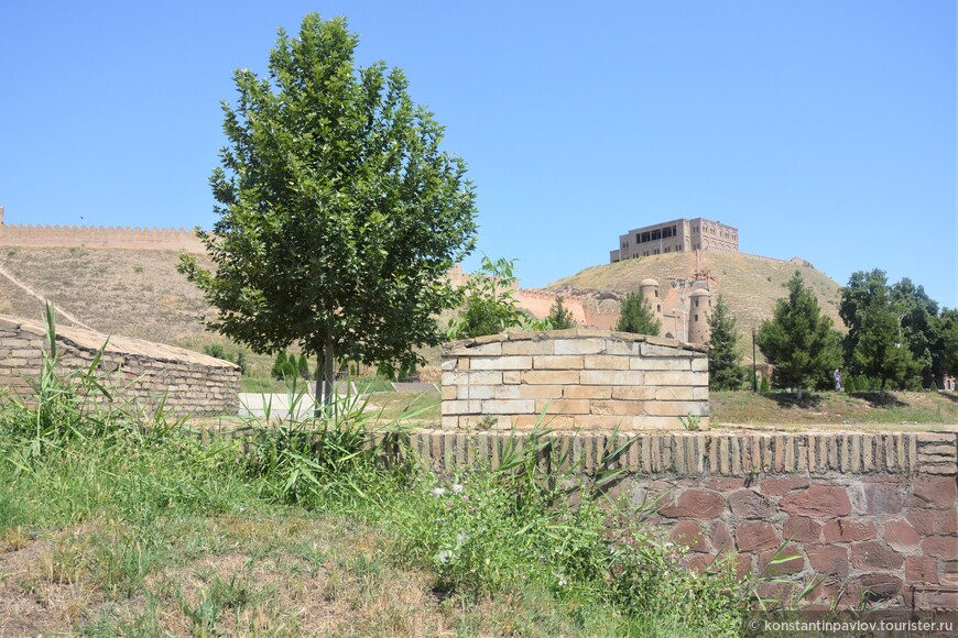 Таджикистан. Реплика Гиссарской крепости