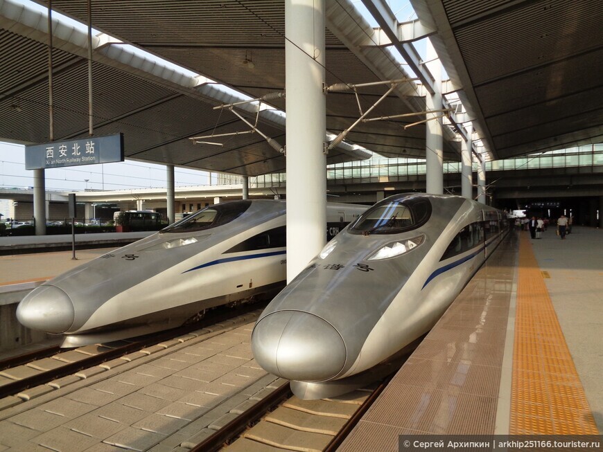 Железнодорожный вокзал для скоростных поездов в Хуайине у Священных гор Хуашань в Китае