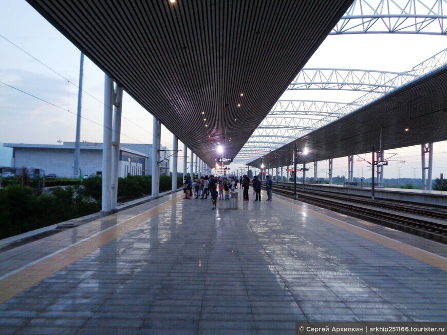 Железнодорожный вокзал для скоростных поездов в Хуайине у Священных гор Хуашань в Китае