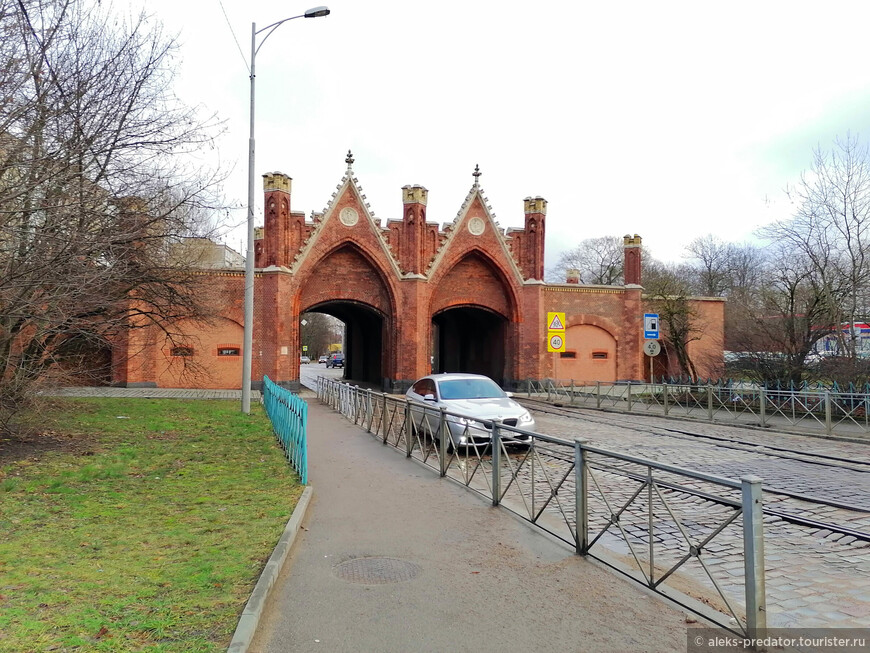 Изучаем Бранденбургские ворота в Калининграде