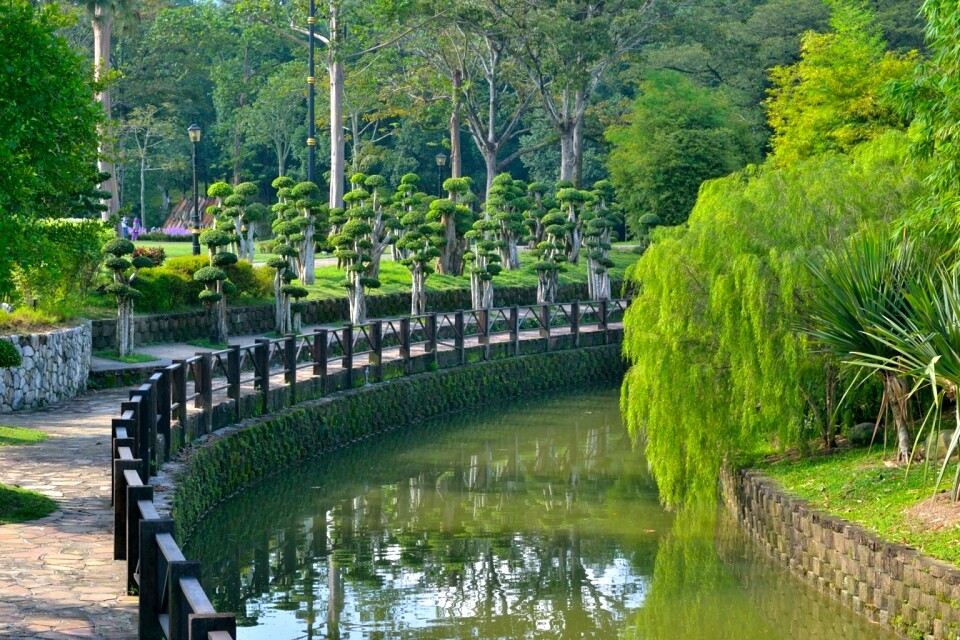 Сады озеры. Куала Лумпур парк. Куала Лумпур парки. Озерный парк Куала Лумпур. Ботанический сад Куала-Лумпур.