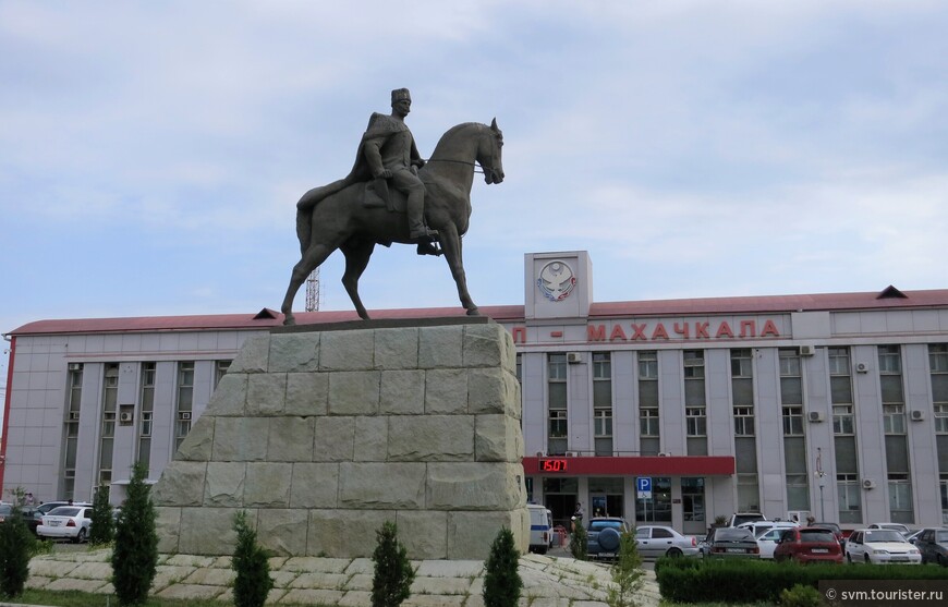Конная скульптура,помещенная на высокий постамент,была торжественно открыта в январе 1971 года в дни празднования 50-летия Дагестанской АССР.