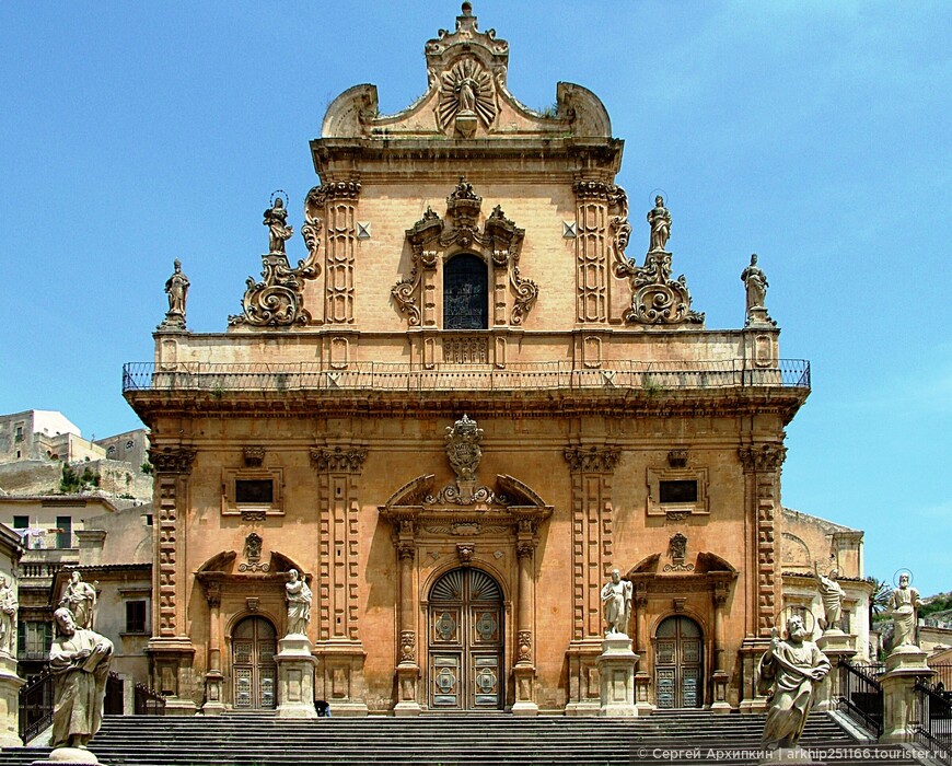 Средневековая готическая церковь Святой Марии дель Кармине в Модике на Сицилии