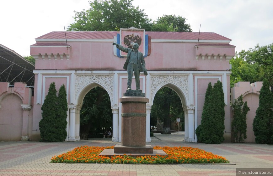 Памятник В.И.Ленину был установлен в далеком 1930 году.